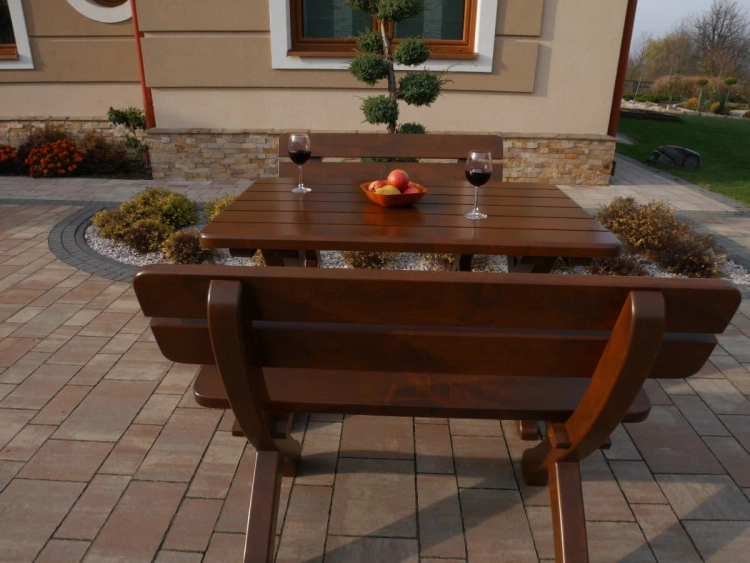 Design-Gartenmöbel Exklusiv platziert in einer modernen Parkanlage.
