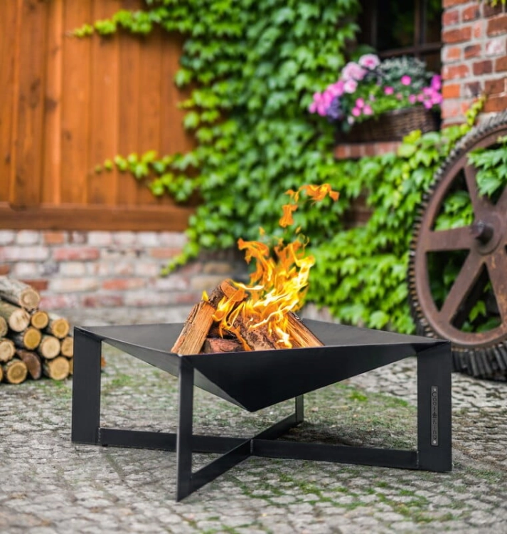 Feuerschale Cuba mit Feuer.
