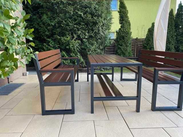 Wettergeschützte Möbel für die Gartenhütte oder überdachte Terrassen.