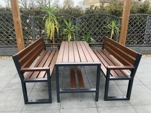 Gemütliche Ecke im Gartenhaus mit Sesseln und Beistelltisch arrangiert.