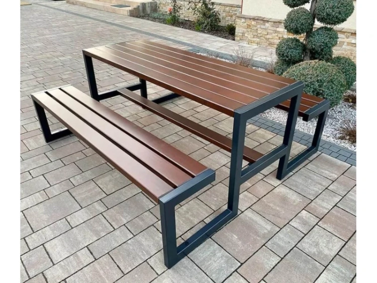 Zusammengeklappte Biergartenmöbel zur platzsparenden Lagerung.