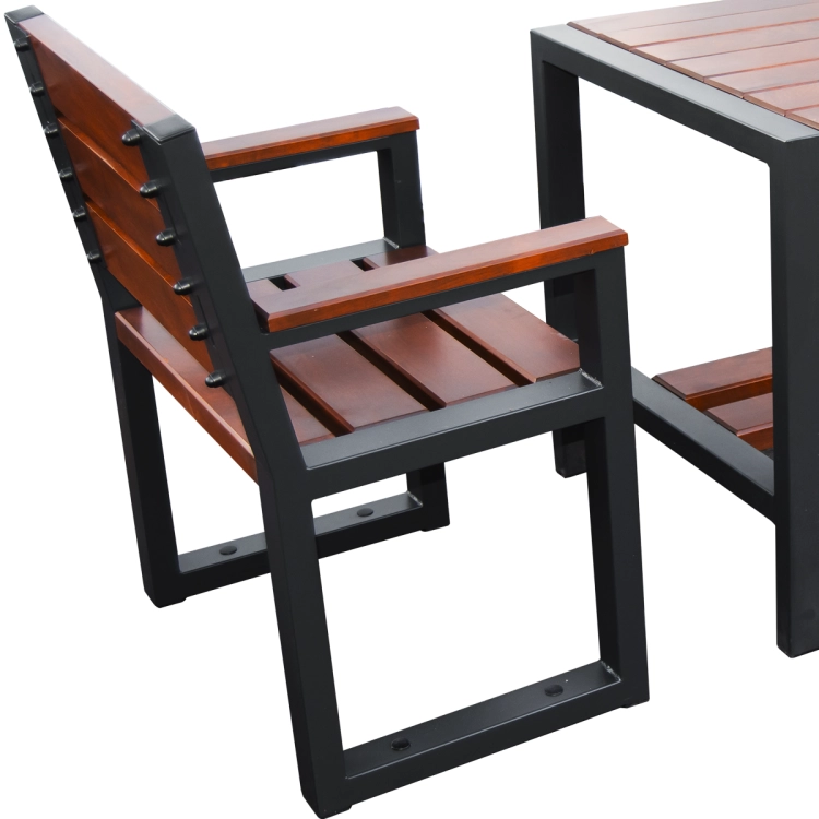 Runder Bistrotisch aus Metall mit passenden Gartenstühlen.