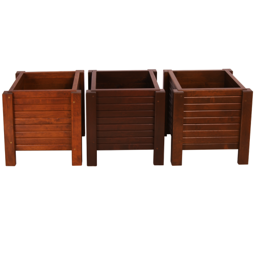 Set aus drei Holz-Blumentöpfen für den Garten in Berlin.