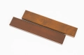 Zwei Klappstühle aus Holz und Metall für Terrasse und Garten