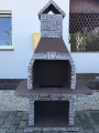 Massiver Holzkohlegrill aus Beton – ideal für Terrassen in Berlin Pankow.