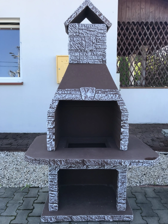 Massiver Holzkohlegrill aus Beton – ideal für Terrassen in Berlin Pankow.