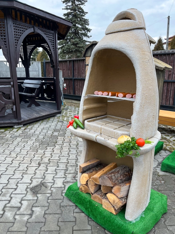 Massiver Grillkamin aus Stein mit Schornsteinverlängerung für Gartenlauben
