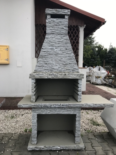 Rustikaler Holzkohlegrill aus Stein für Berliner Gärten