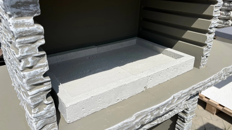 Detailansicht Steinmauer Optik beim Betongrill – Handgefertigt
