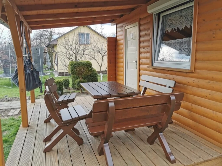 Gartenbank Holz massiv exklusiv mit Rückenlehne garten und tarrase.webp