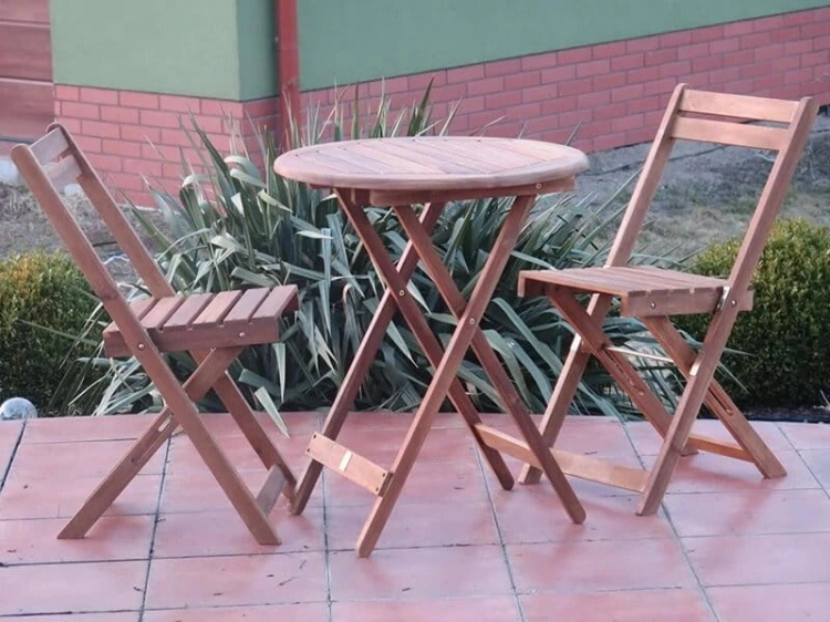 Kleiner Balkonmöbel Set aus Holz Bistro
