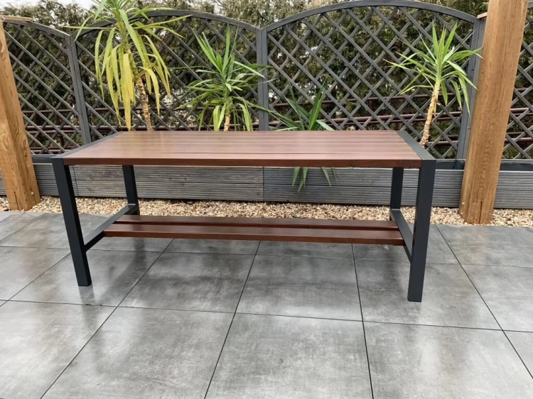 Gartentisch modern aus Holz und Stahl berlin mercurius.webp