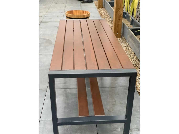 Gartentisch modern aus Holz und Stahl berlin mercurius stad.webp