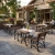 Bistro-Set ROYAL 2-Sitzer mit Armlehnen – Erlenholz & Gusseisen für Café und Balkon mercurius Berlin.webp