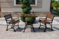 Bistro-Set ROYAL 2-Sitzer mit Armlehnen – Erlenholz & Gusseisen für Café und Balkon tarrase.webp