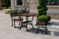 Bistro-Set ROYAL 2-Sitzer mit Armlehnen – Erlenholz & Gusseisen für Café und Balkon mercurius Berlin tarrase.webp