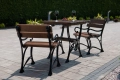 Bistro-Set ROYAL 2-Sitzer mit Armlehnen – Erlenholz & Gusseisen für Café und Balkon mit Wein.webp