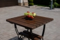 Massiver Gartentisch ROYAL 75x75 cm – Erlenholz & Gusseisen – Gastronomie Qualität Berlin Mercurius Shop.webp