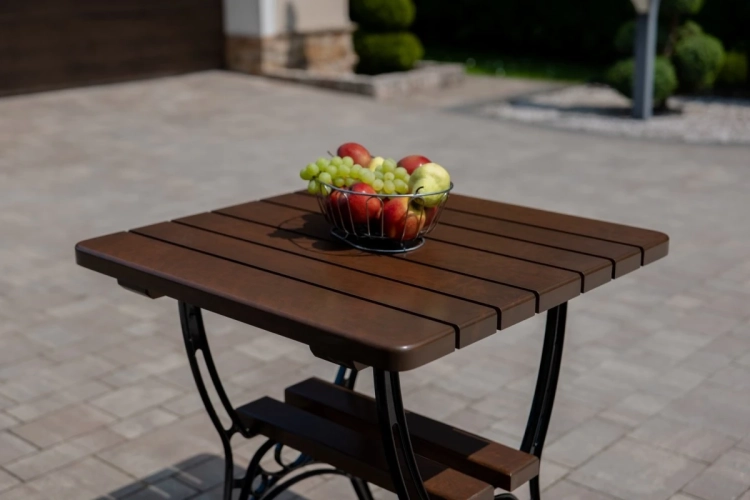 Massiver Gartentisch ROYAL 75x75 cm – Erlenholz & Gusseisen – Gastronomie Qualität Berlin Mercurius Shop.webp