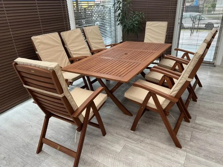 Gartenmöbel-Set aus Eukalyptusholz Tisch Bradford (200x100 cm) + 8 Calgary Stühle green berlin.webp
