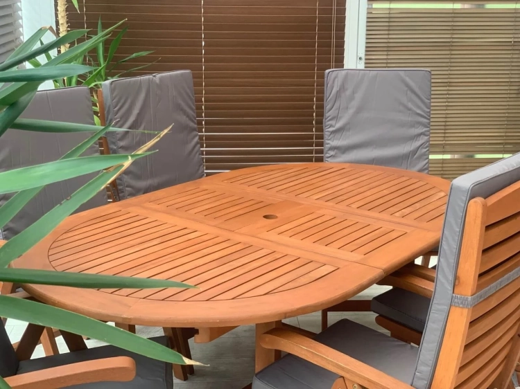 Gartenmöbel-Set aus Eukalyptusholz Ovaler Tisch Oldham + 6 Calgary Stühle grau.webp