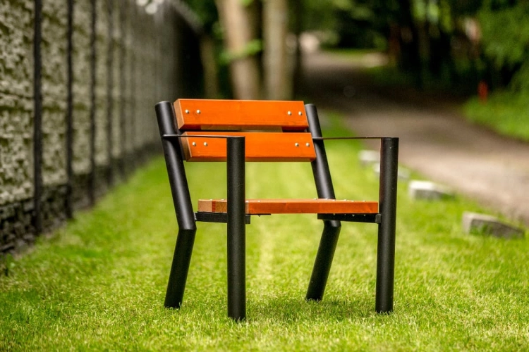 Parkstuhl Gladiator mit Armlehne Farbe Teak