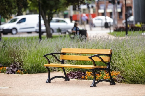 Parkbank Lodz mit Armlehnen mit Urbanen Hintergrund.