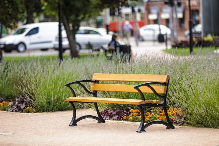 Parkbank Lodz mit Armlehnen mit Urbanen Hintergrund.