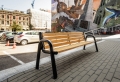 Parkbank Spartan Bis mit urbanem Hintergrund.