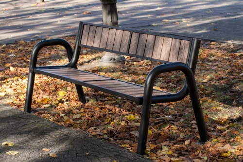 Parkbank Spartan WPC mit Rückenlehne auf der Wiese.