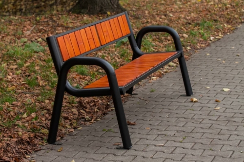 Parkbank Spartan Prestige mit Rückenlehne auf dem Bürgersteig.